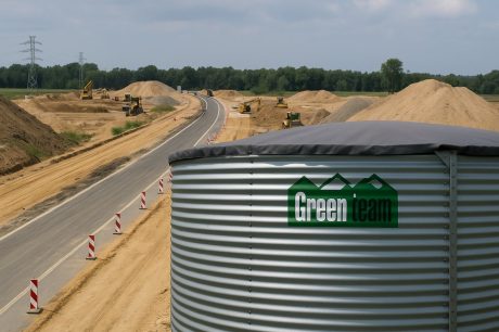 Zbiornik stalowy Green Team z blachy falistej ustawiony na placu budowy drogi ekspresowej – mobilne rozwiązanie dla branży drogowej