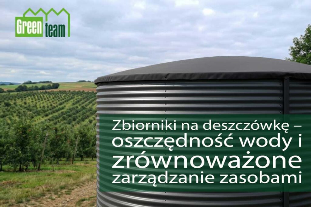 Obrazek przedstawia zbiorniki stalowy na deszczówkę na tle sadu